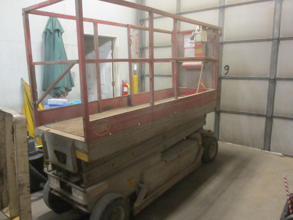 Scissor Lift 34" Wide MEC Model 2034 Serial # 8000785