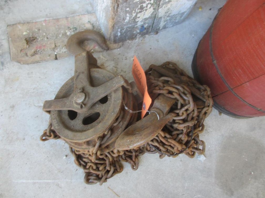 Vintage Chain Hoist (D1)