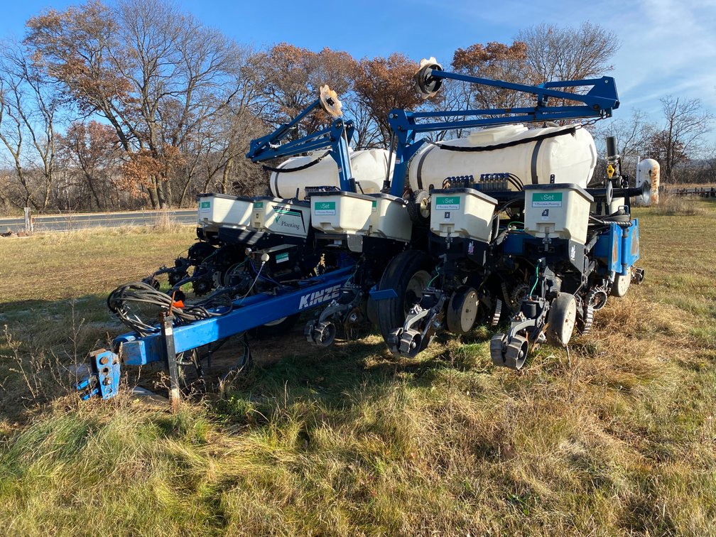 Kinze 3200 12-Row Corn Planter (Colfax, WI)