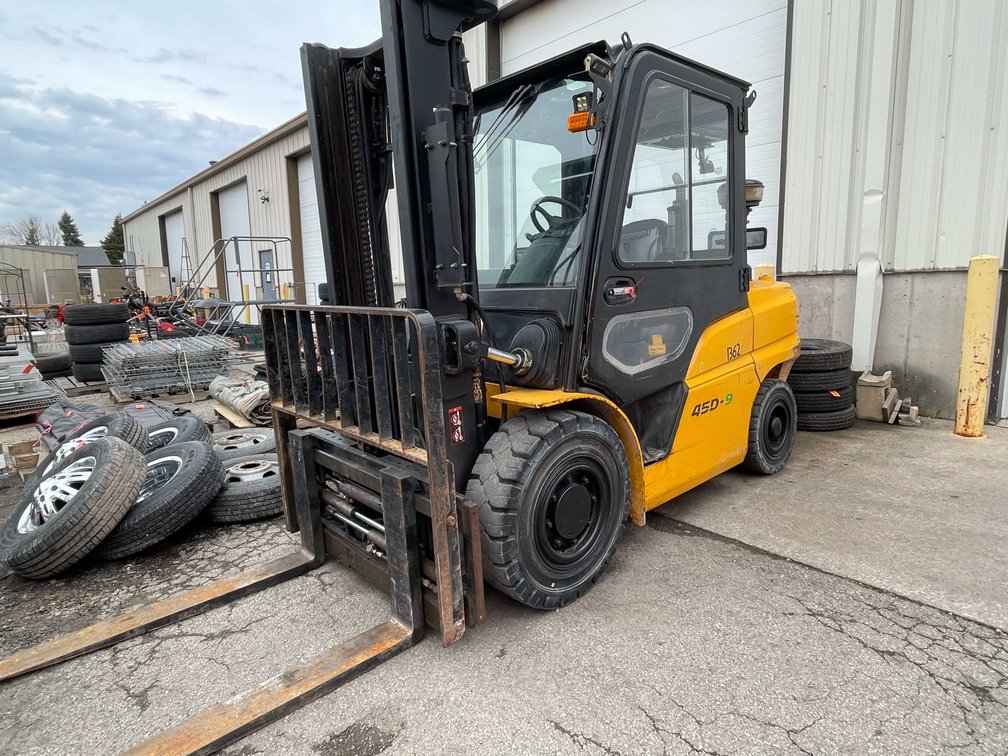 Hyundai 10,000lb Pneumatic Diesel Forklift (04)