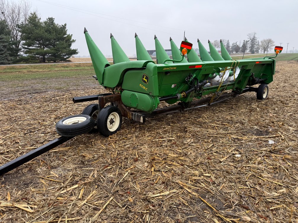 John Deere 608C Corn Head with Header Cart (Chadwick, IL)