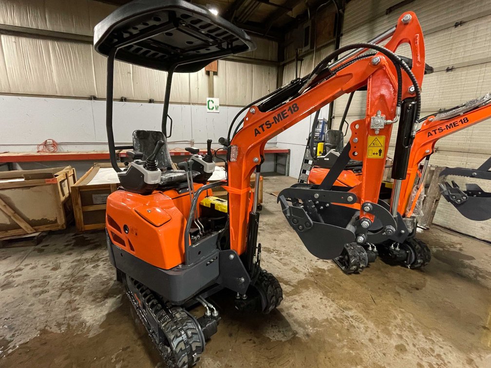 2025 Unused ME18 Mini Excavator (O9)