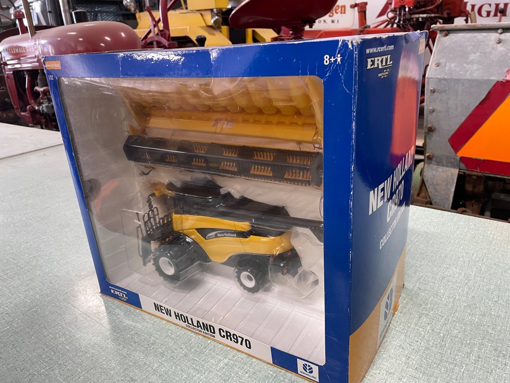 Ertl New Holland CR970 1/32nd Scale Combine (Fort Atkinson, WI)