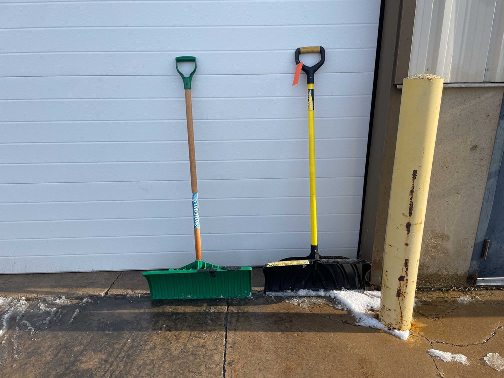 Snow Shovels (O3)
