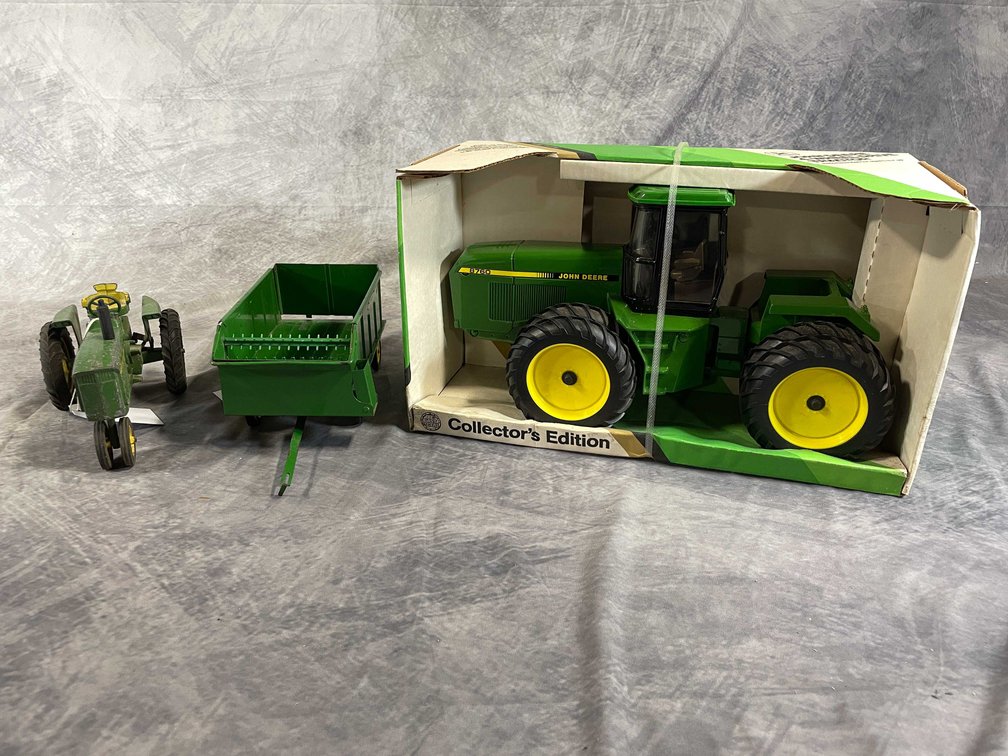 John Deere Collectibles (Neenah, WI)