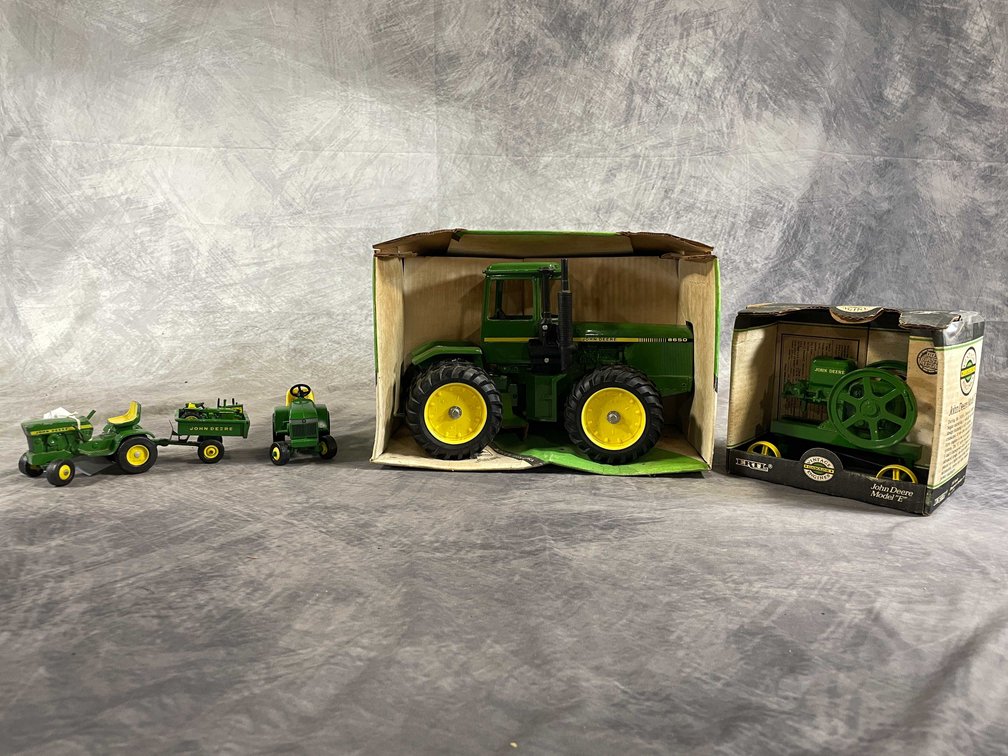 John Deere Collectibles (Neenah, WI)