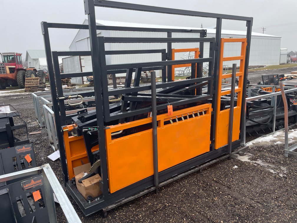 Unused Landhonor 10' Cattle Squeeze Chute