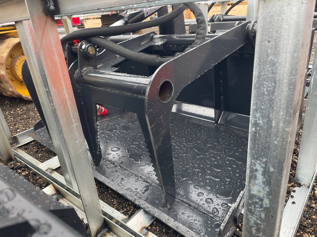 Unused Landhonor Mini Skidsteer Grapple Bucket