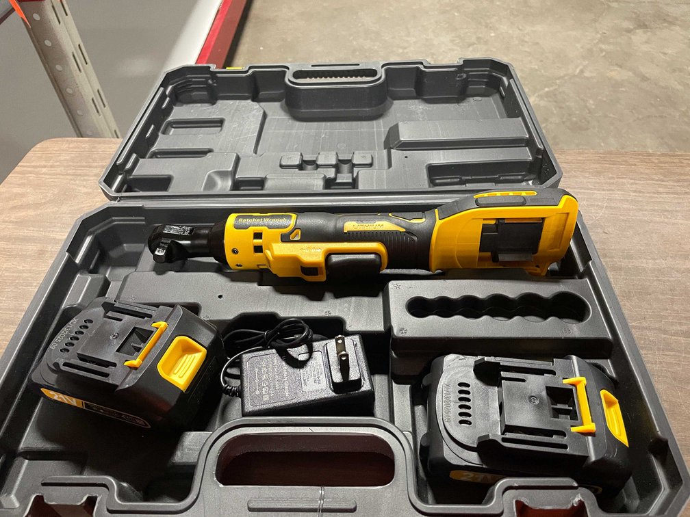 Ratchet Wrench Set and (2) 21 V Batteries (CW)