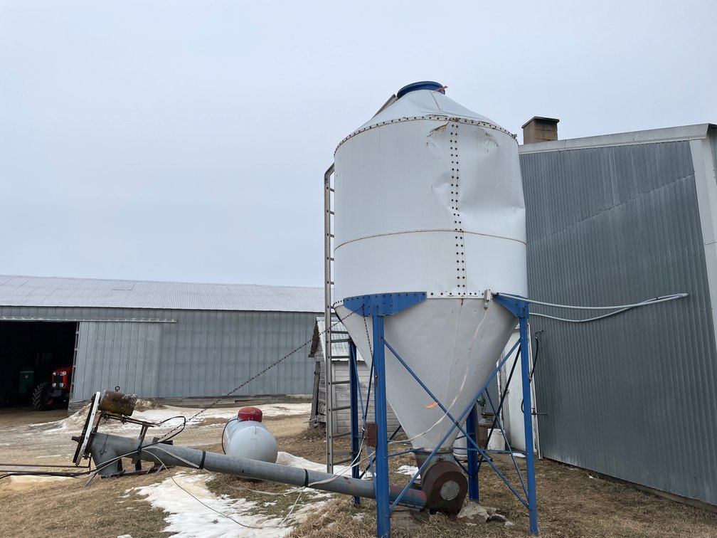 Schuld Feed Bin with Auger