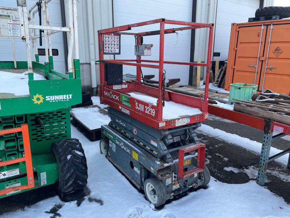 Skyjack 19' Scissor Lift Model SJ3-3219 (Door 4)