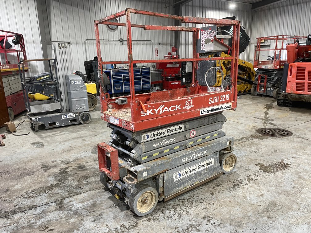 2015 Skyjack SJIII Scissor Lift (Bryant, WI)