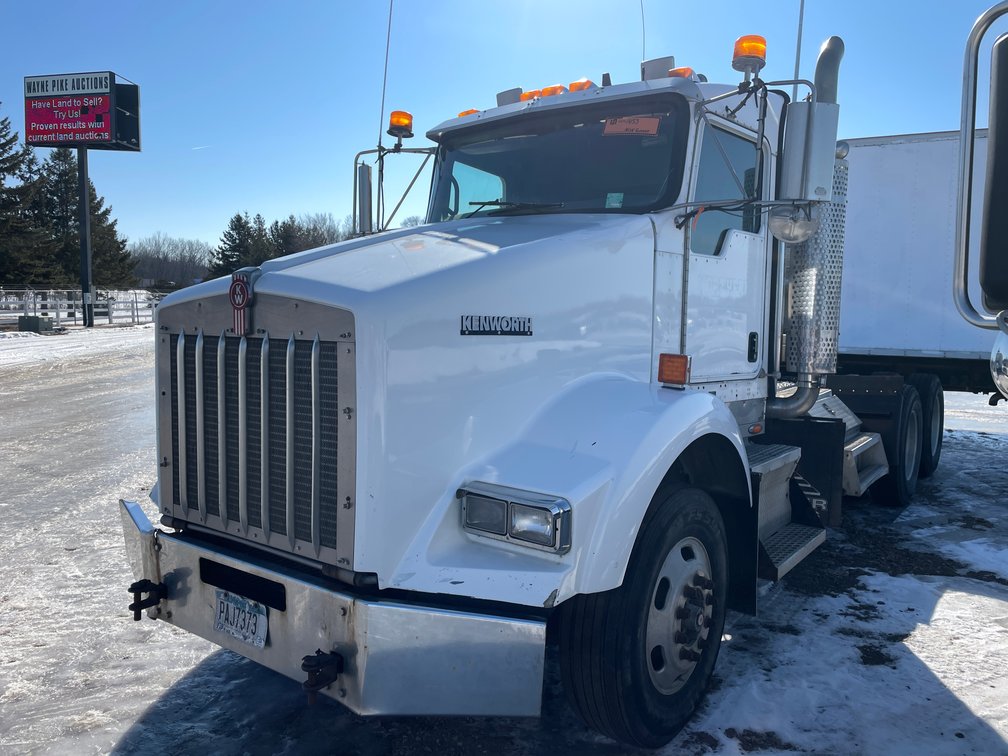 2006 Kenworth T800 Truck Tractor (Has MN Title) **Must be Towed**