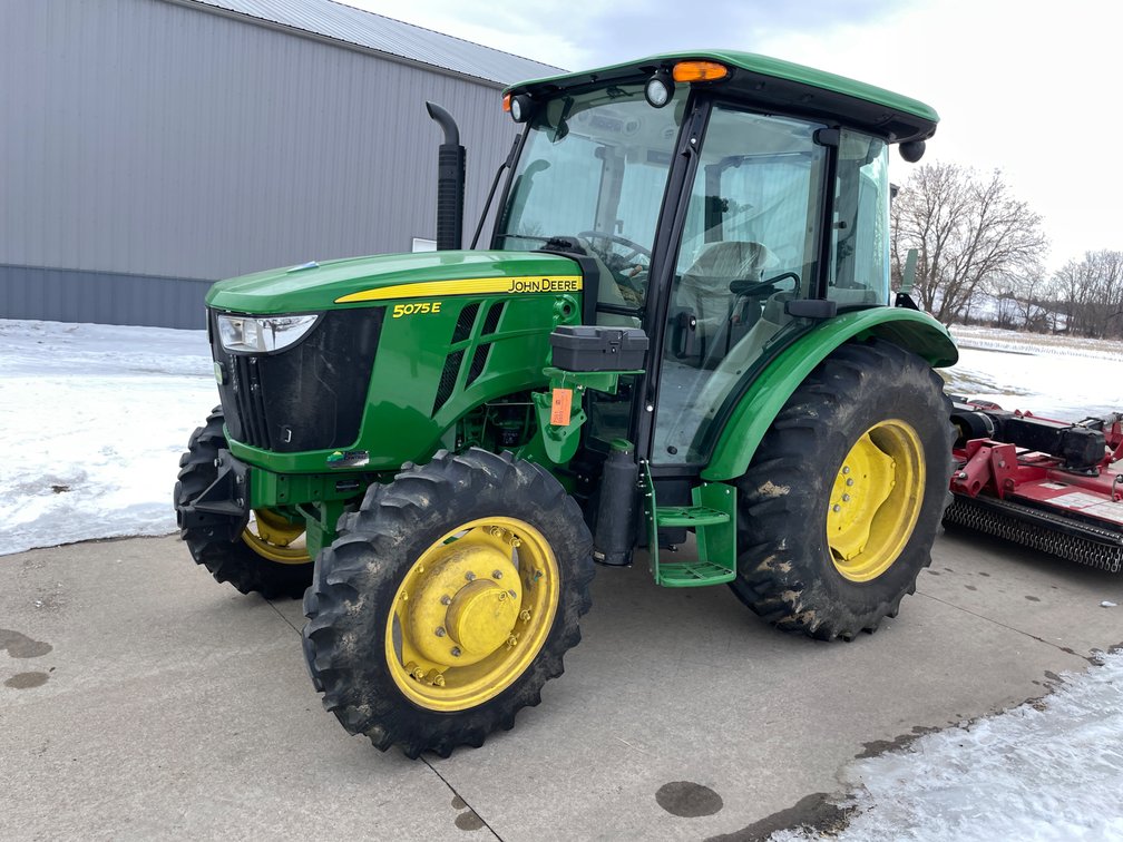 2015 John Deere 5075E Tractor with Loader