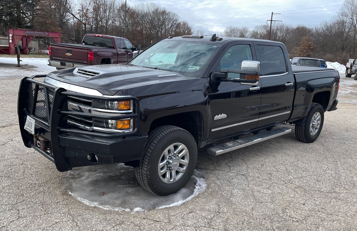 2019 Chevy Silverado High Country Pickup (Has WI Title)