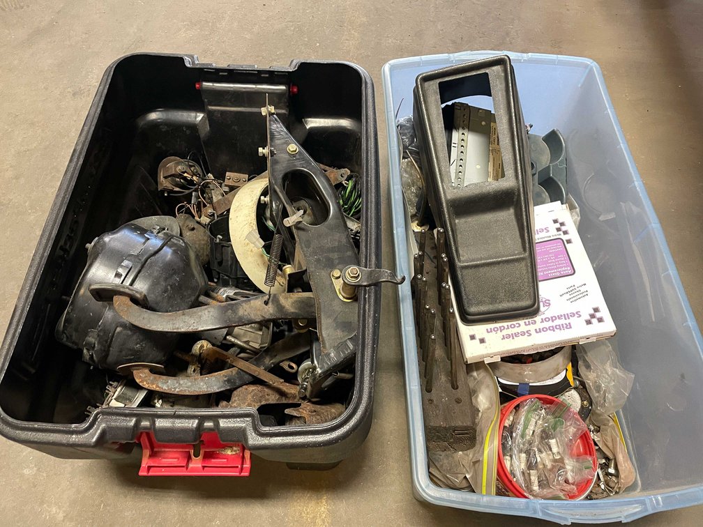 Large Lot of Vintage Car Parts (PR18)