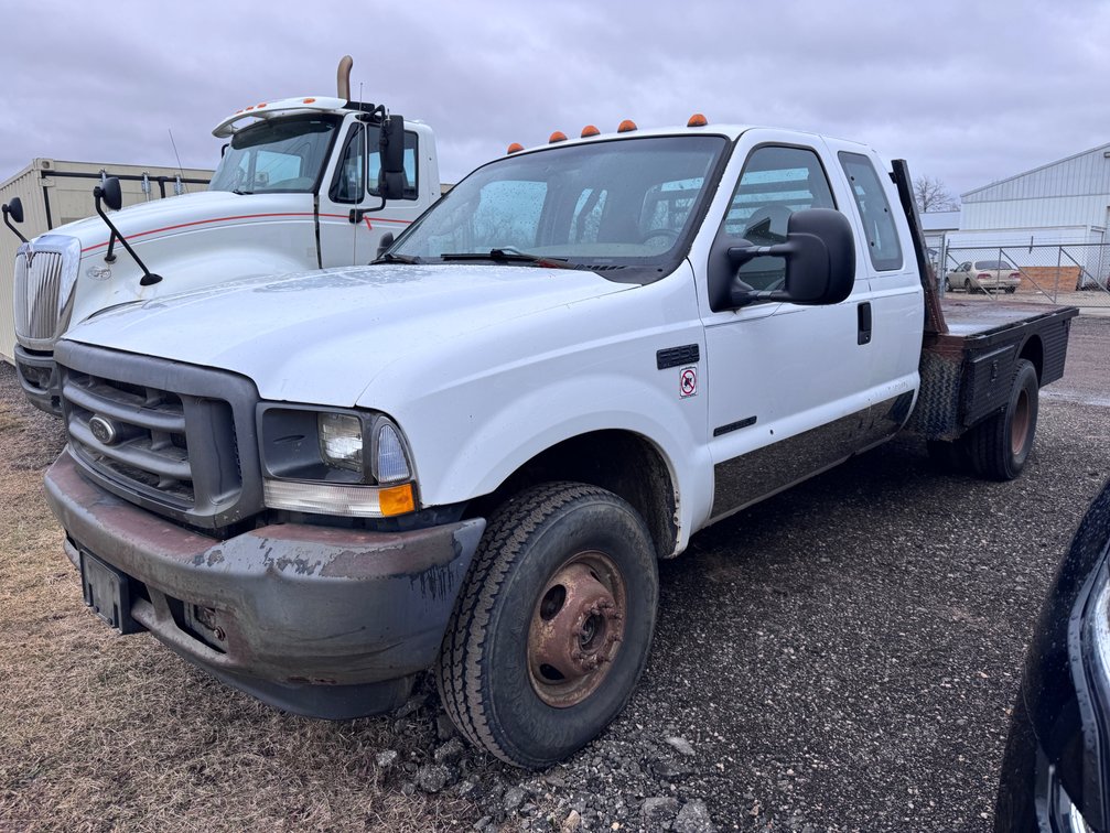 2002 Ford F-350 XL Super Duty Extended Cab Flatbed Pickup Truck