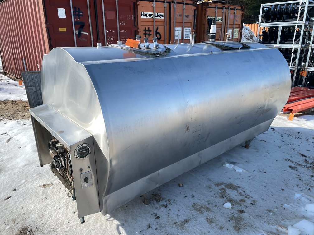 600-Gallon Mueller Stainless Steel Bulk Tank