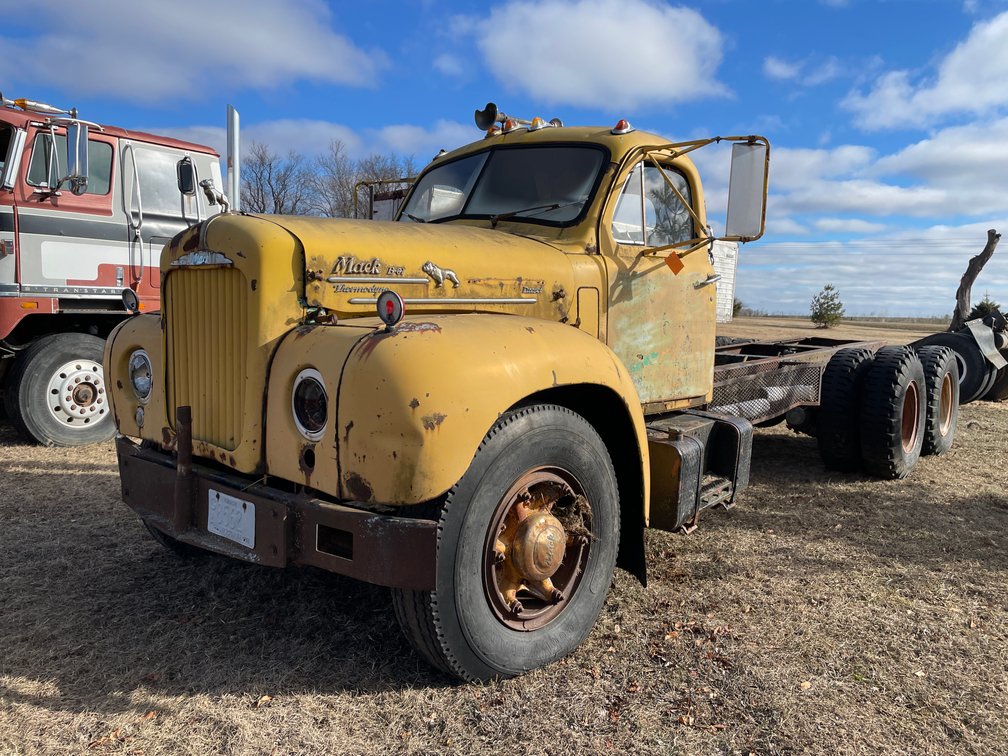 1963 Mack B-61 Tandem Axle Cab and Chassis (No Title, for Parts)
