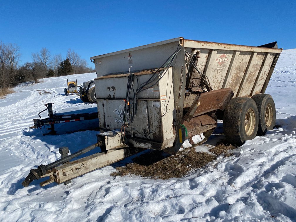 Kuhn Knight 8132 Pro Twin Tandem Axle Spreader (West Salem, WI)
