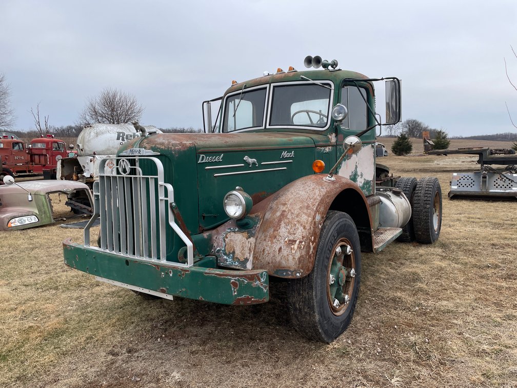 Mack LJT Day Cab Semi Tractor, (Has Title)