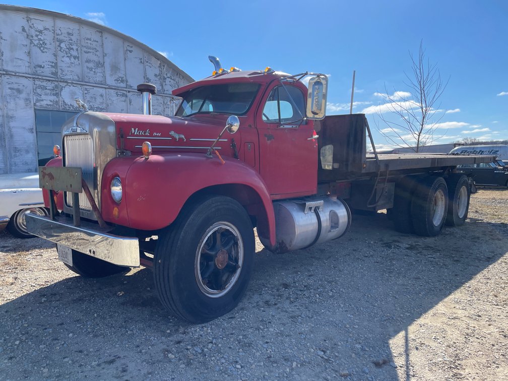 1964 Mack B61 Tandem Axle Rollback Truck (Has WI Title)