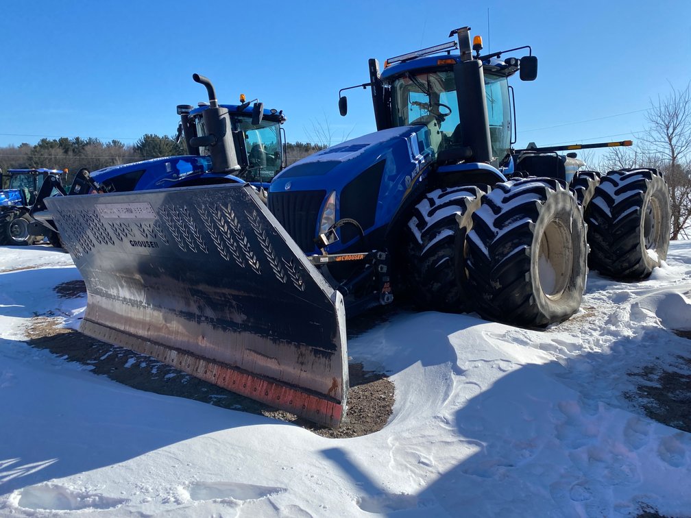 2012 New Holland T9 670 Articulated Tractor with Blade (Pittsville, WI)