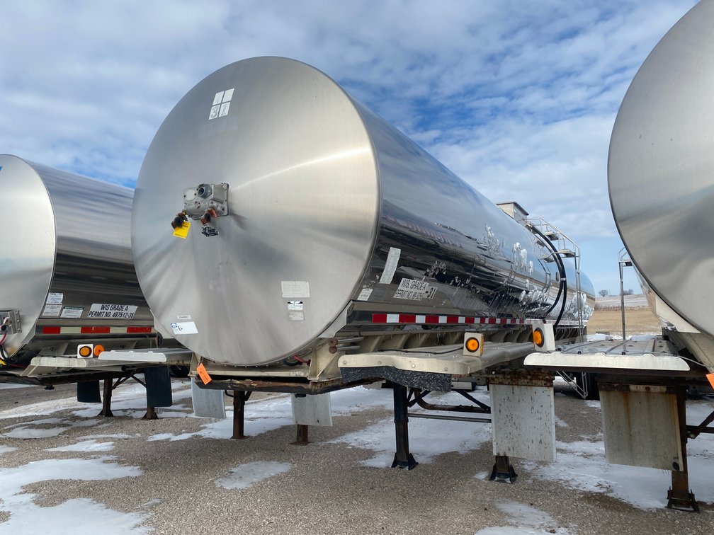 1990 Walker 6,200 Gallon Insulated Stainless Steel Tanker Trailer (Has WI Title) (Chilton, WI)