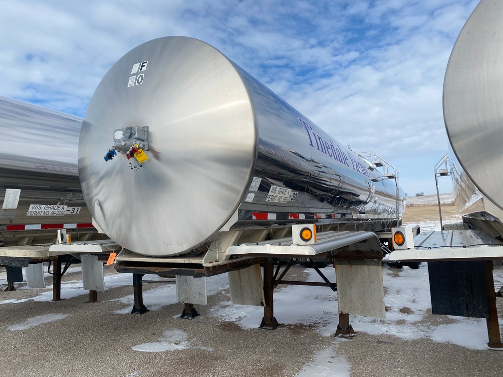 1989 Walker 6,200 Gallon Insulated Stainless Steel Tanker Trailer (Has WI Title) (Chilton, WI)