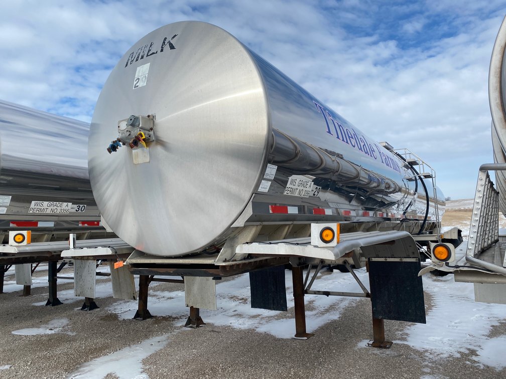 1988 Walker 6,200 Gallon Insulated Stainless Steel Tanker Trailer (Has WI Title) (Chilton, WI)