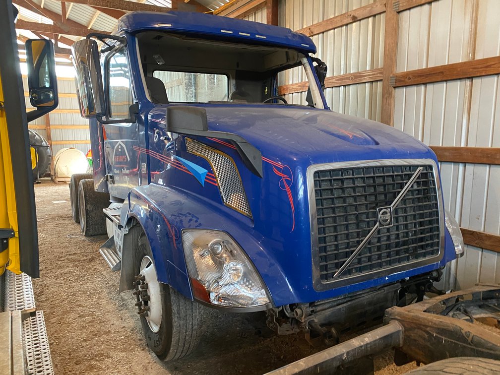 2015 Volvo D13 Tandem Axle Semi ROLLED OVER (Has WI Title) (Algoma, WI)