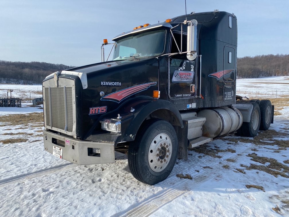 1999 T800 Kenworth Sleeper Cab Semi (Has WI Title) (Colfax, WI)