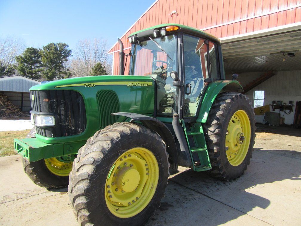 2004 John Deere 7520