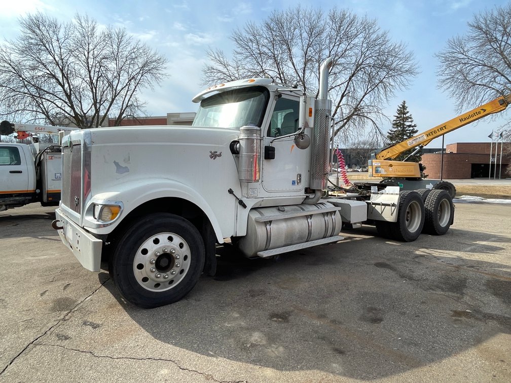 2000 International 9900 IX Daycab Semi Tractor (Has MN Title)