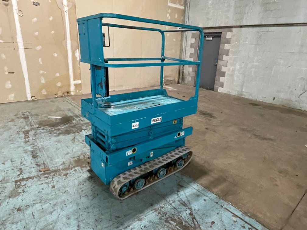 2012 EN Environment Electric Track Scissor Lift