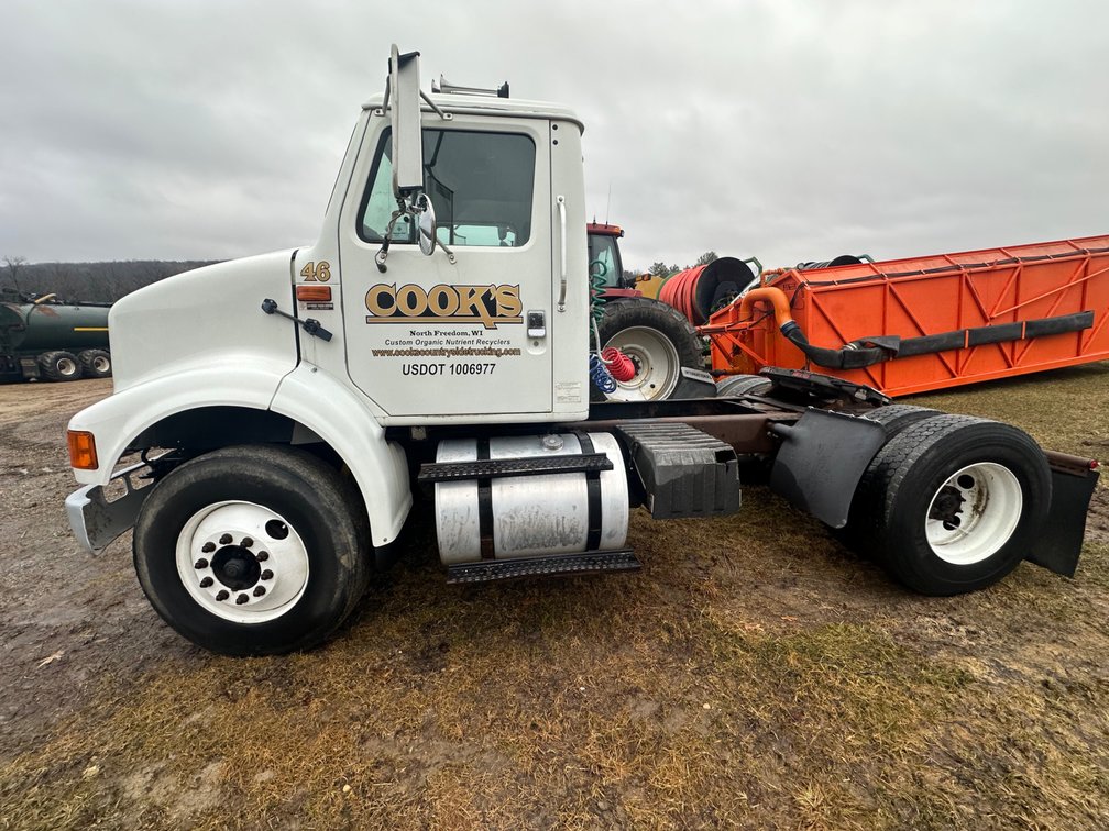 2002 international 8100 Single Axle Semi (Has WI Title) (North Freedom, WI)