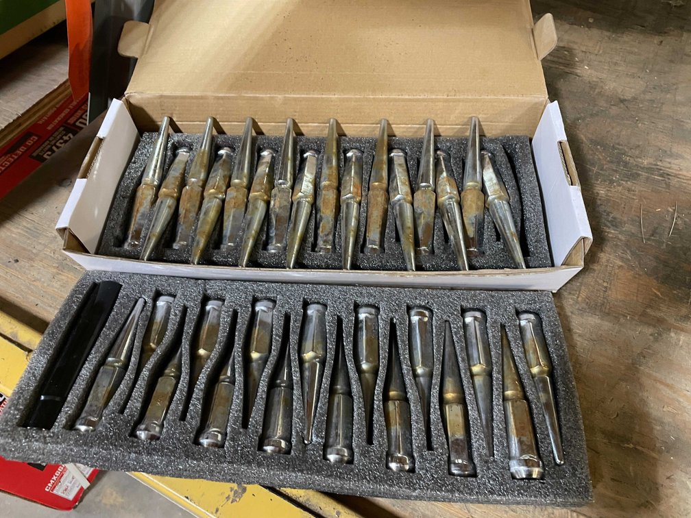 Set of 32 Spiked Lug Nuts (PR12)