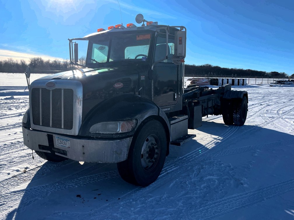 2008 Peterbilt PB335 Hook Truck (Has MN Title)