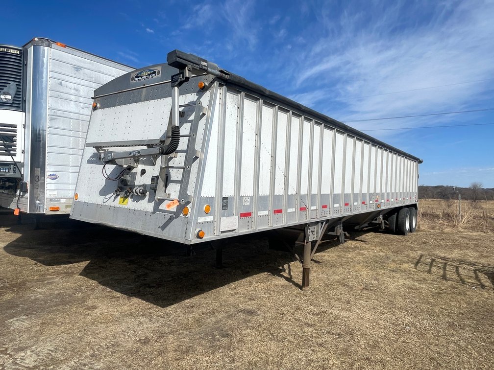 2000 Cornhusker 800 Hopper Trailer (WI Title in Delay)