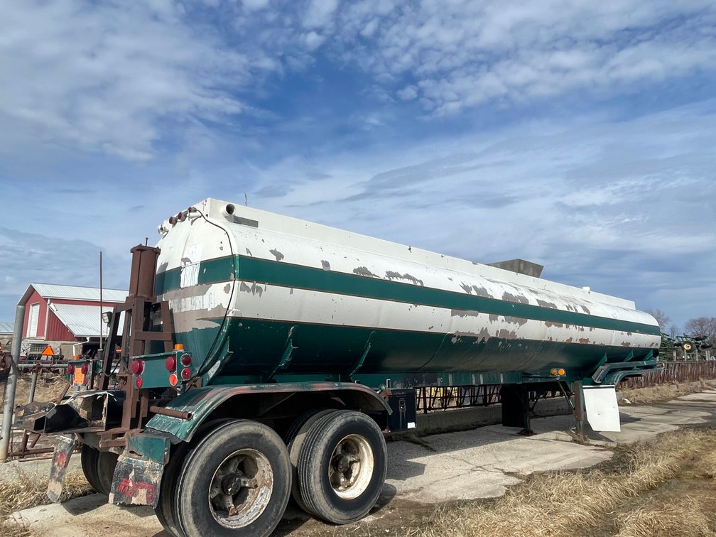 1978 Fruehauf 9200 Gallon Semi Manure Tanker (Has WI Title) (Kaukauna, WI)