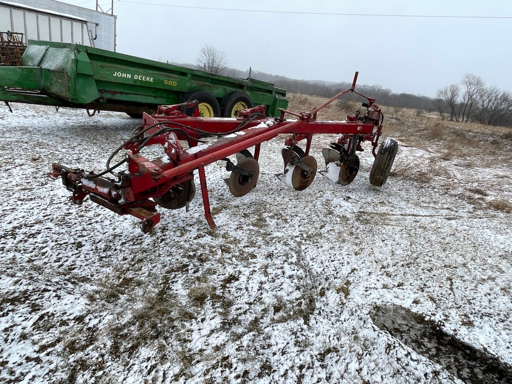 International 720 (4) Bottom Plow