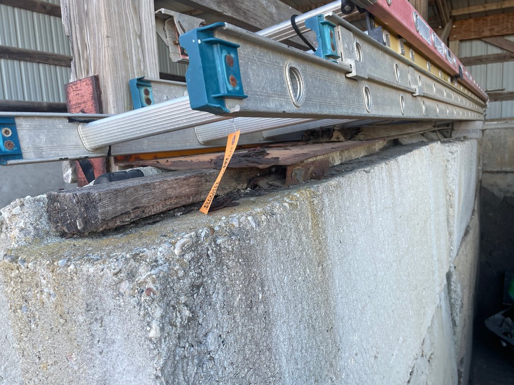 (1) Aluminum Extension Ladder