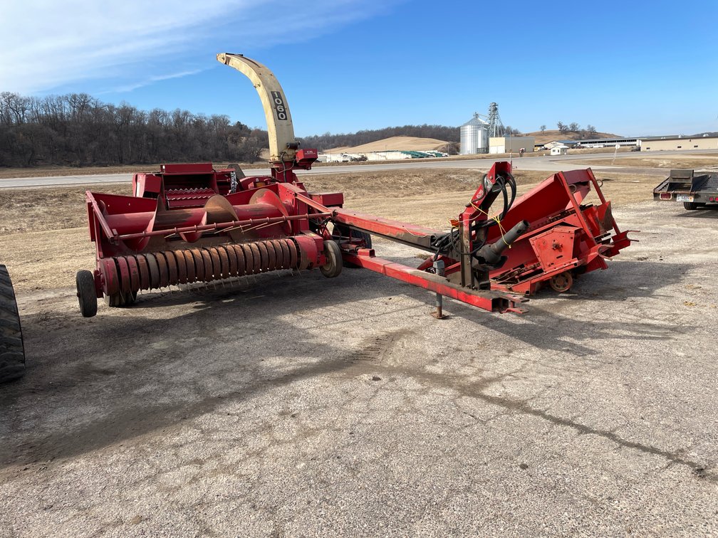 GEHL 1060 Auto-Max Chopper with Corn and Hay Heads