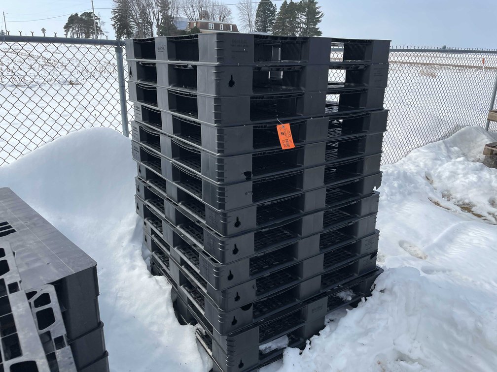 (15) Plastic Pallets