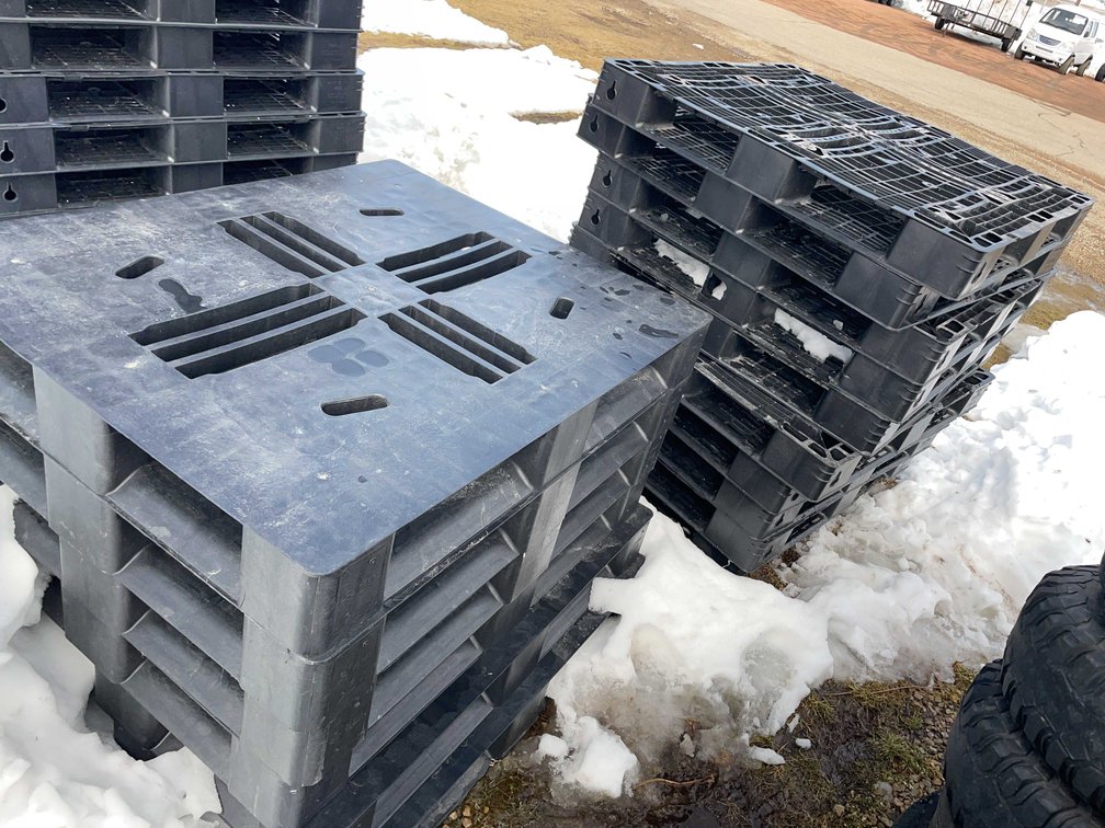 (16) Plastic Pallets