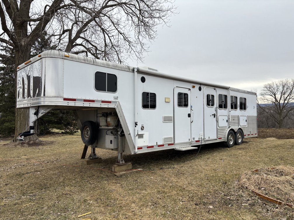 2005 Featherlite (4) Horse Slant Load Trailer with Living Quarters (Nelson, WI) (Has WI Title)