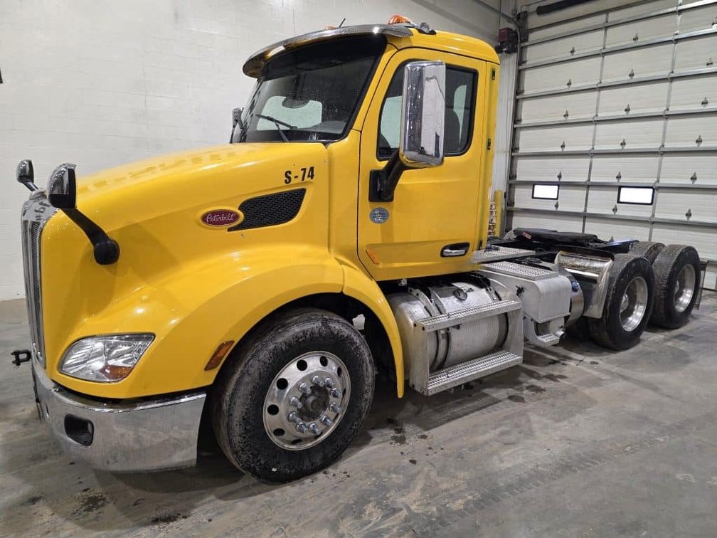 2017 Peterbilt 579 Day Cab Semi (Has WI Title) (Chilton, WI)