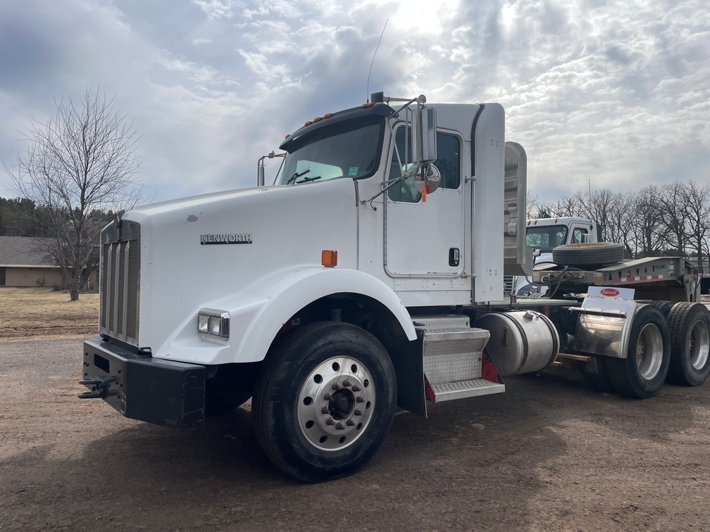 2005 Kenworth Truck Tractor (Has MN Title) (Mora, MN)
