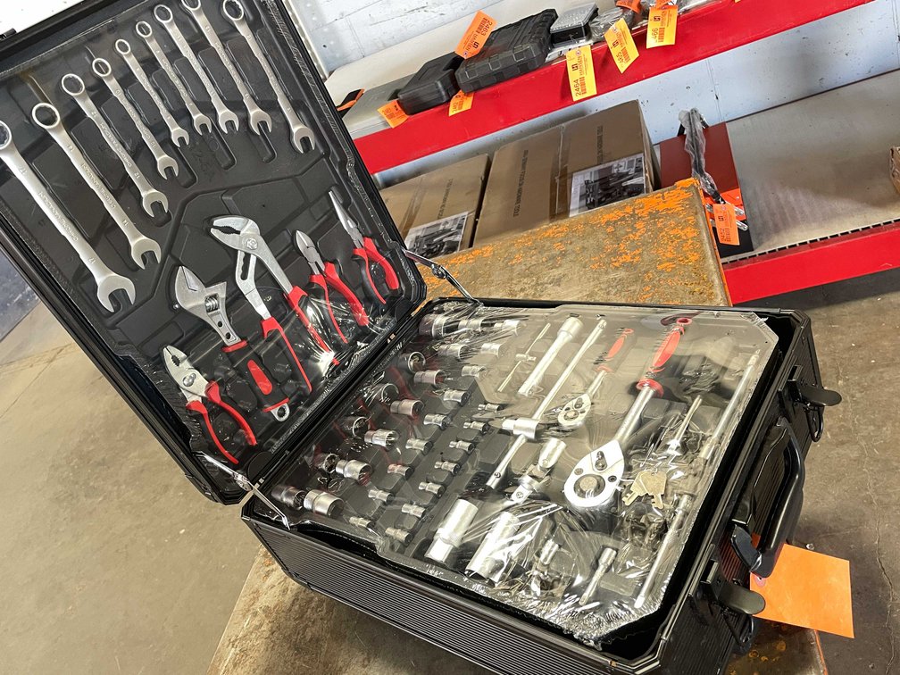 New 899 Pieces Professional Tool Set In Metal Rolling Tool Case (CW)