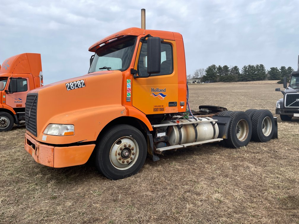 2009 Volvo Day Cab Semi Tractor (Has WI Title)